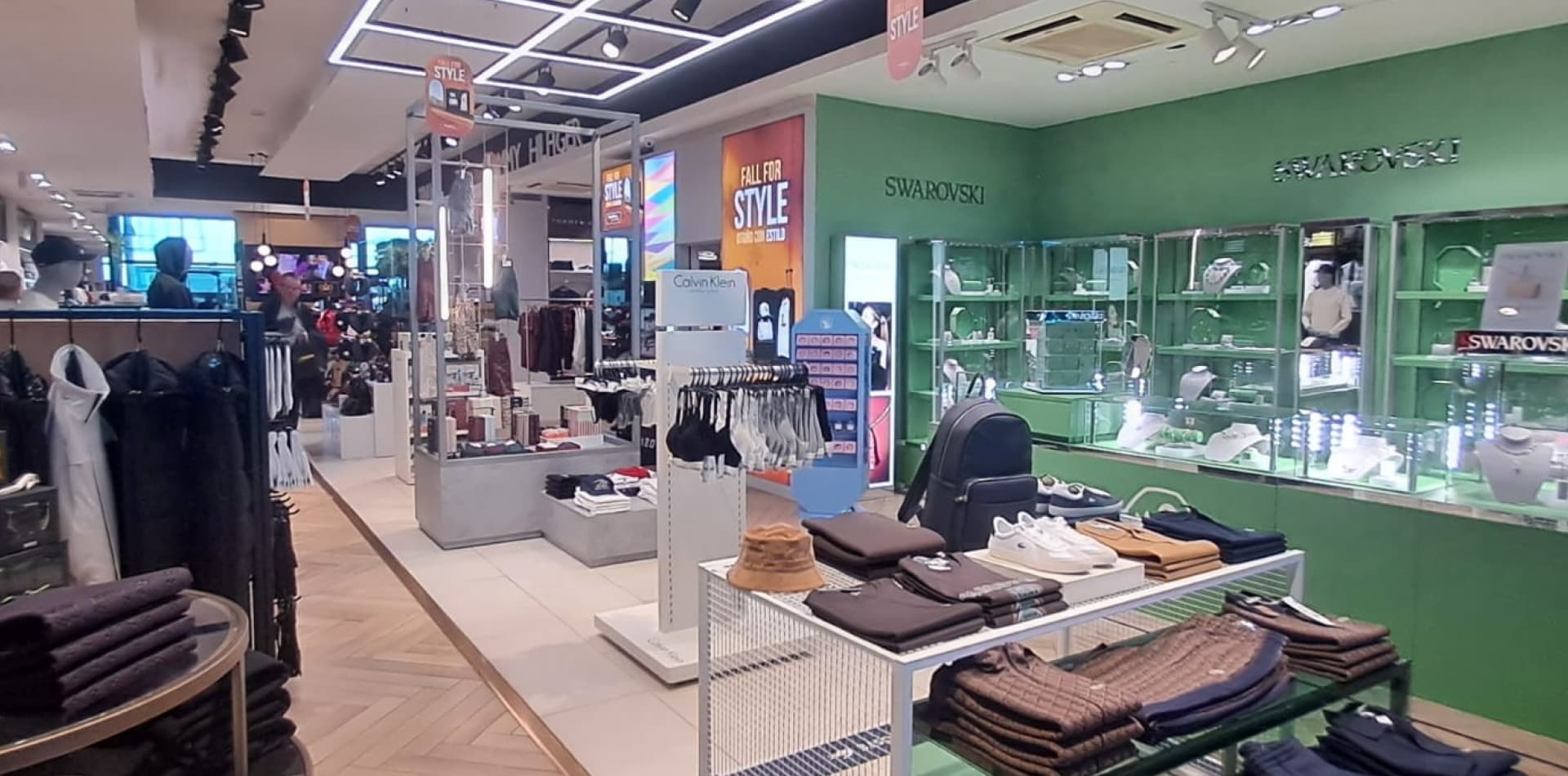 Do It Like a Local Presents: Fashion Shop Like a Local Experience. Alicante. Private